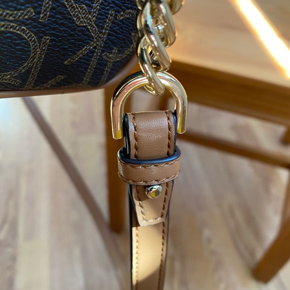 SIGNATURE CHAINED BARREL LEATHER SATCHEL IN BRN KHK/LUGGAGE/GOLD - Picture 2 of 11